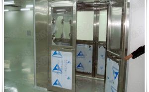 肇慶潔凈車間工程風(fēng)淋室出現(xiàn)故障怎么辦？要不慌不忙【東鑫凈化】